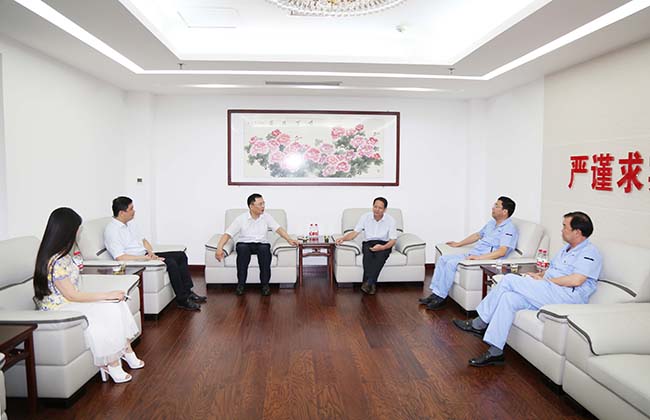 恒豐銀行洛陽(yáng)分行行長(zhǎng)張東峰到萬基控股集團(tuán)洽談合作